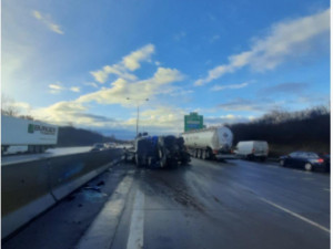 Na Pražském okruhu se převrátil náklaďák převážející bagr, tvoří se kolony