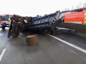 Na Pražském okruhu se převrátil náklaďák převážející bagr, tvoří se kolony