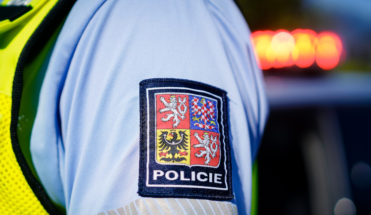 Nebezpečný muž v Havířově se zabarikádoval v bytovém domě. Na místě zasahuje policie