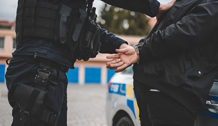 Výhrůžky bajonetem a peníze za ochranu: Kriminalisté dopadli dvojici, která vydírala mladého cizince