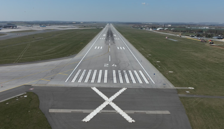 Letiště Praha uzavře kvůli opravám hlavní dráhu, provoz se přesune nad hustě obydlené oblasti