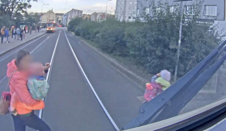 Deset dětí sražených tramvajemi, jedno zemřelo. Dopravní podnik zveřejnil statistiky i děsivé video