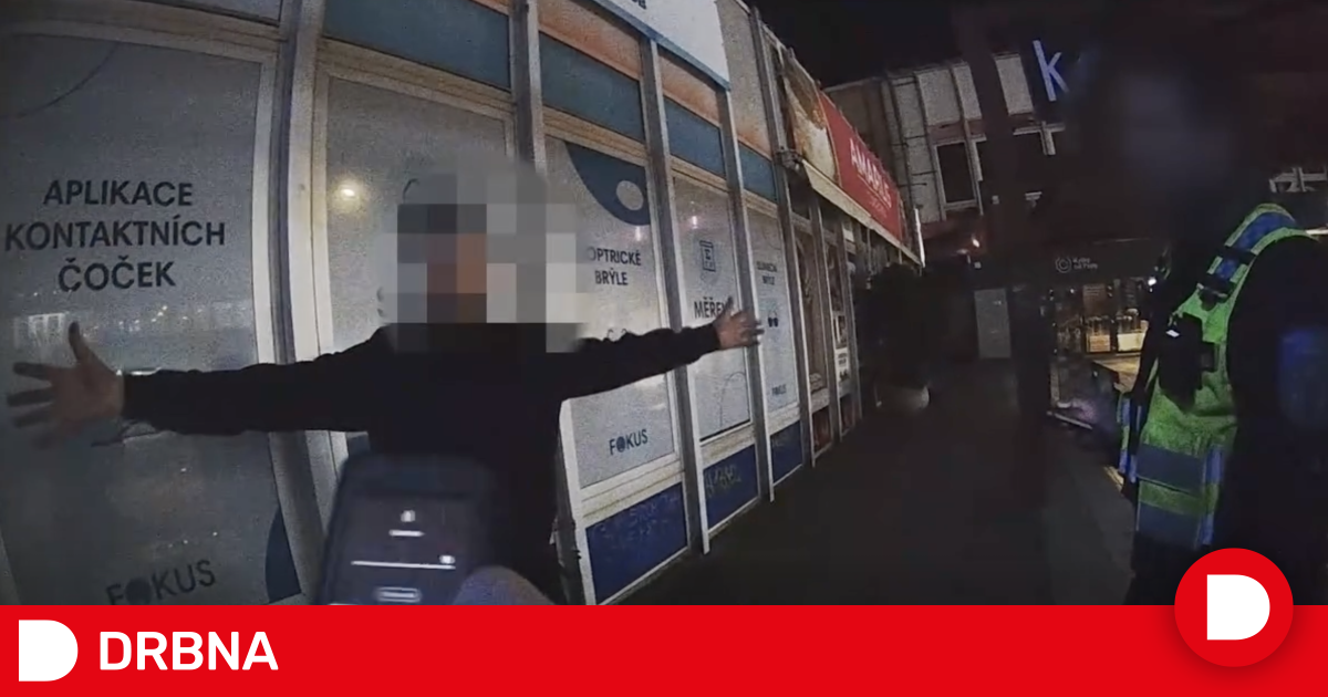 VIDEO: Zfetovaný muž vyhrožoval strážníkovi, že mu vezme zbraň a zastřelí ho
