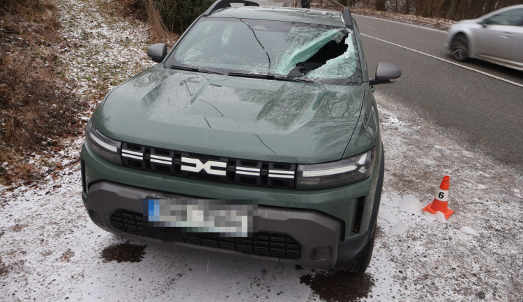 Led z kamionu trefil auto, řidič se podruhé narodil