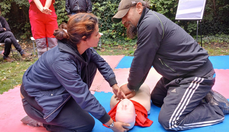 Český projekt kurzů první pomoci pro bezdomovce zaujal v zahraničí