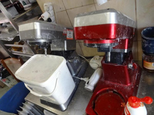 Nepořádek a špína. Zanedbanou pražskou pekárnu inspektoři na místě zavřeli