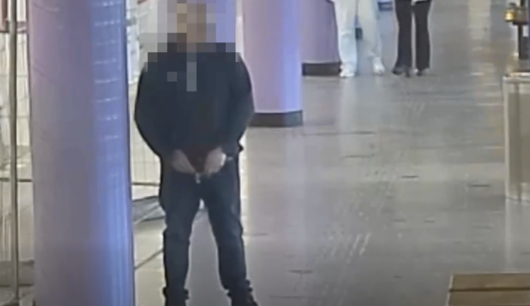 Muž se vymočil přímo na nástupišti