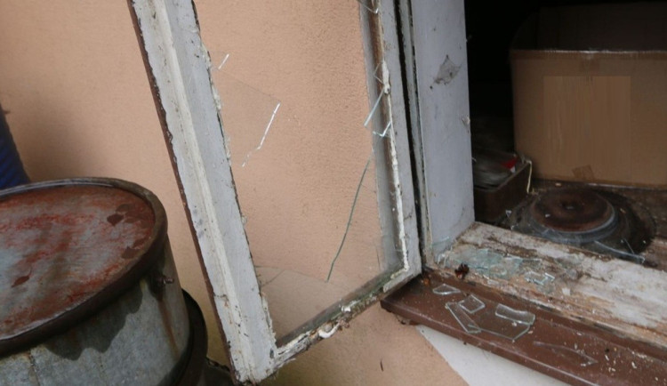 Deset vloupání za tři týdny. Muž po propuštění z věznice řádil v Lukách a okolí