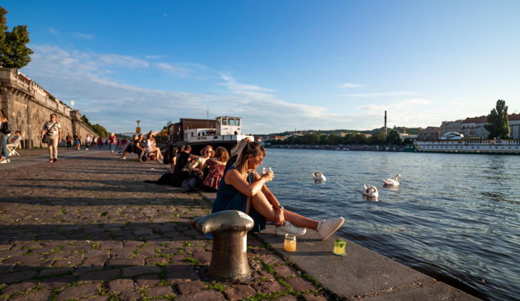 Slunce láká k řece. Pražské náplavky znovu ožívají jako kulturní prostor