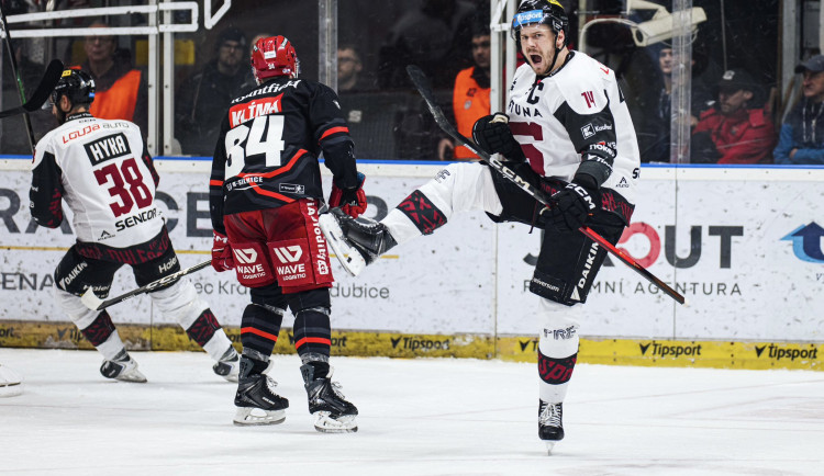 Hokejisté Hradce Králové v souboji o přímý postup do čtvrtfinále porazili