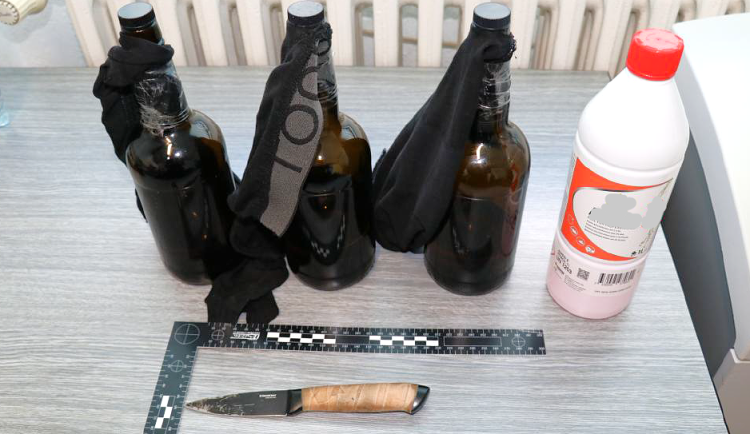 S Molotovovým koktejlem v ruce vyhrožoval nebezpečný ozbrojenec zapálením domu