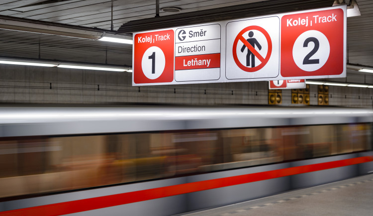 Část linky metra C stojí, provoz zastavil tragický incident