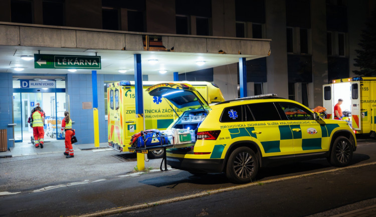 Ve škole v Hradci se při pokusu popálili tři lidé. Policisté stíhají učitelku