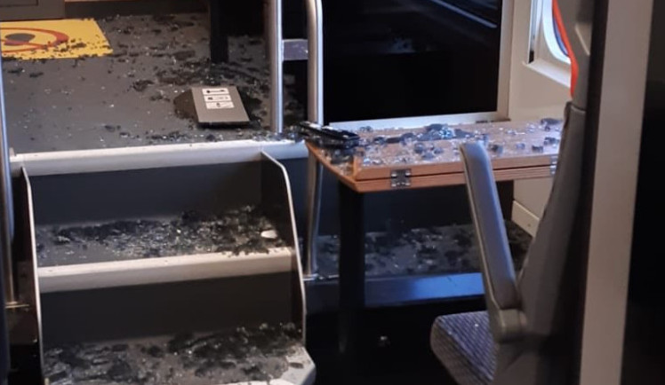 Místo jízdenek přišla demolice. Incident ve vlaku skončil zásahem policie