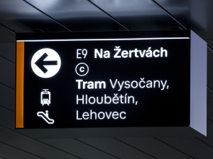 Konec tápání v metru? Pražský dopravce testuje nové přehlednější tabule