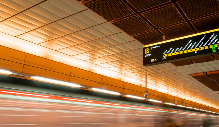 Konec tápání v metru? Pražský dopravce testuje nové přehlednější tabule