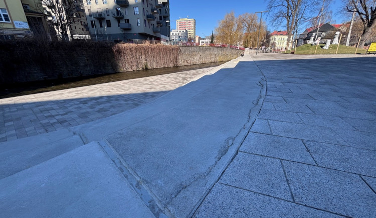 Betonové schody na krajské náplavce jsou poškozené, opravu bude kraj řešit reklamací