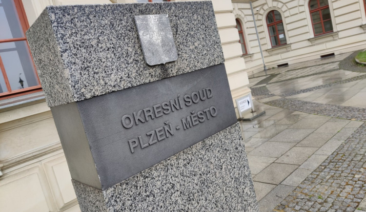 Bývalý děkan univerzity v Plzni dostal podmínku a pokutu za vyplácená stipendia