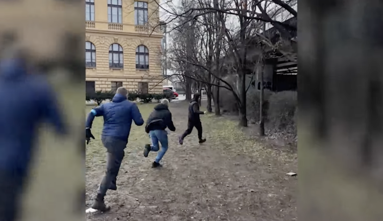 VIDEO: Cizinci za bílého dne přepadli pražskou důchodkyni, sledovali ji až domů