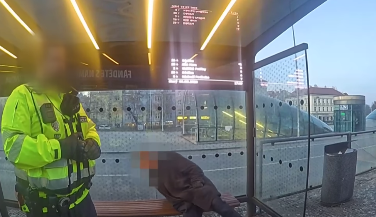 VIDEO: Chtěl se prát se strážníky a močil na zastávce. Opilý muž nadýchal 3,39 promile