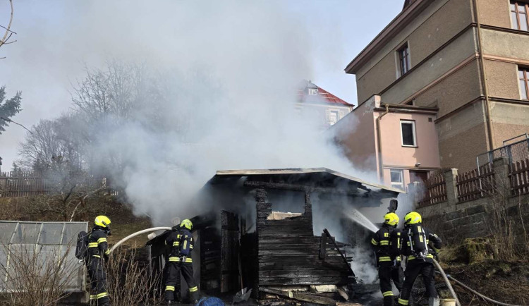 Požár v Jablonci. U domu shořela dřevěná kůlna