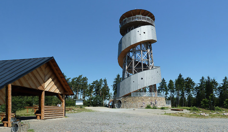 Obce odložily bourání rozhledny na Velkém Kosíři na podzim. Asi zde vznikne nová vyhlídka