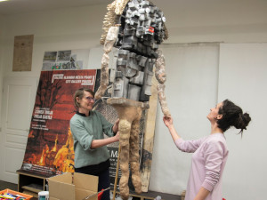 Průvod na Karlově mostě spálil Motoranu, letos tím chtěl kritizovat Motoristy