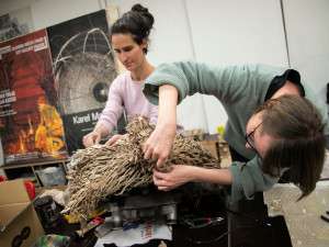 Průvod na Karlově mostě spálil Motoranu, letos tím chtěl kritizovat Motoristy