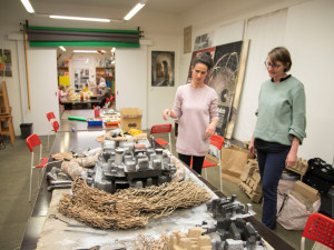 Průvod na Karlově mostě spálil Motoranu, letos tím chtěl kritizovat Motoristy