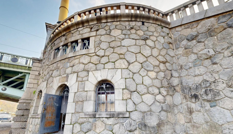 Konec turistické pasti. U Čechova mostu bude nová kavárna pro místní