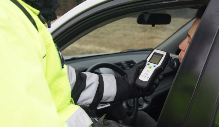 Přes čtyři promile. Pětatřicetiletý řidič s autem kličkoval po Náměšti na Hané