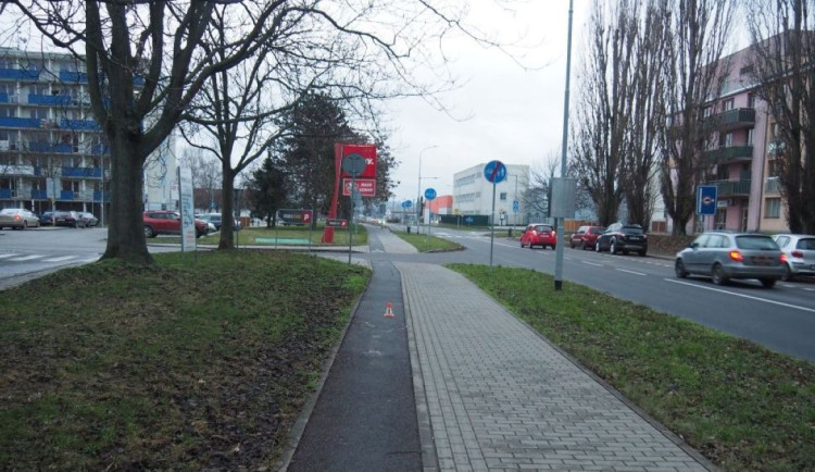 Cyklista v Mohelnici předjížděl starší ženu, ta spadla a zranila se. Policie hledá svědky