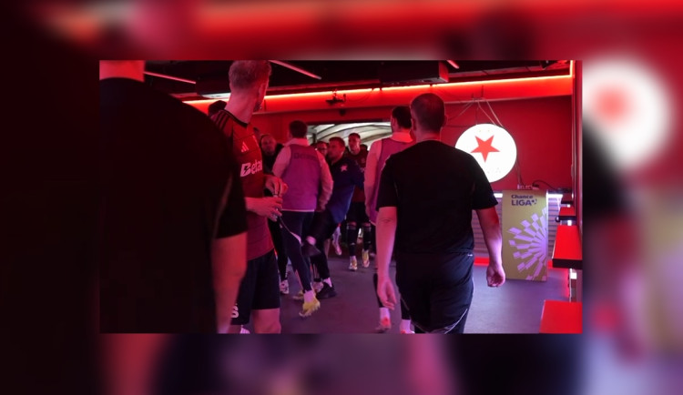 Jana Kuchtu kopnul fyzioterapeut Slavie.