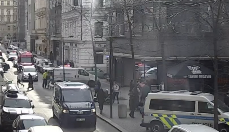 V rekonstruované budově v centru Prahy je cítit plyn, zasahují hasiči i policie