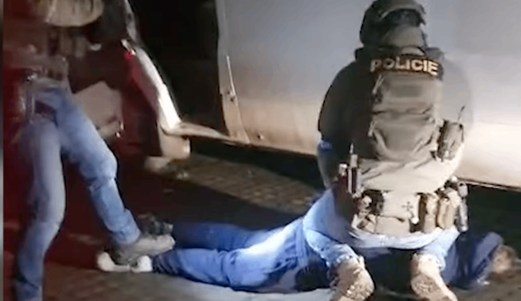 VIDEO: Kradená kola, skútry i drogy. Recidivista z Vyškovska skončil v poutech