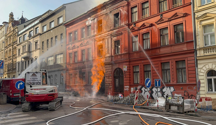 VIDEO: V ulici na Letné hoří plyn, hašení komplikuje malá kapacita hydrantů