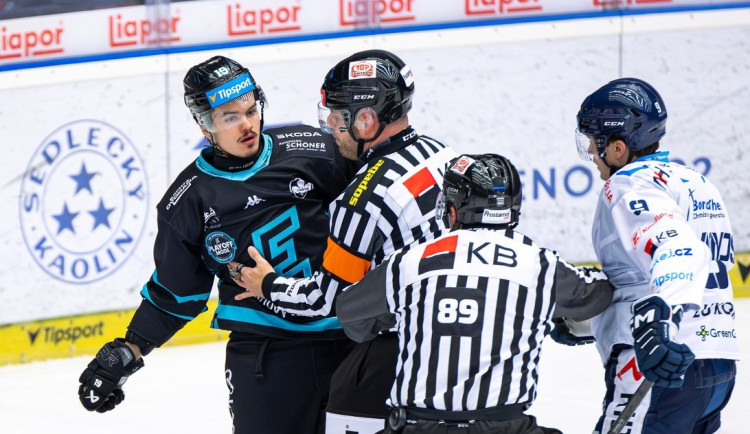 Hokejisté Karlových Varů porazili Vítkovice 5:2 a jsou výhru od čtvrtfinále
