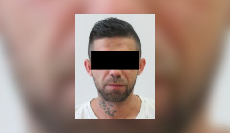 Policisté pátrali po uprchlém vězni s tetováním na krku