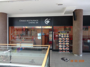 V restauraci v pražském nákupáku ignorovali úklid, zbytky jídla se vrstvily na podlaze