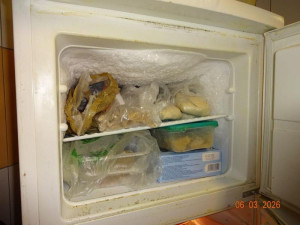 V restauraci v pražském nákupáku ignorovali úklid, zbytky jídla se vrstvily na podlaze