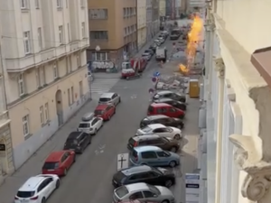 VIDEO: V ulici na Letné hoří plyn, lidé se museli evakuovat