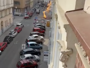 VIDEO: V ulici na Letné hoří plyn, lidé se museli evakuovat