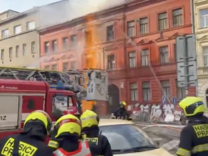 VIDEO: V ulici na Letné hoří plyn, lidé se museli evakuovat