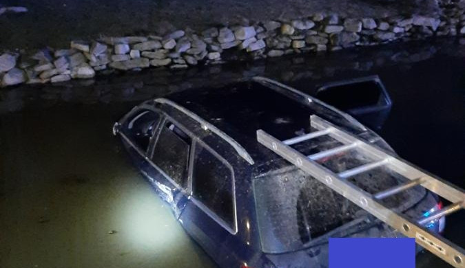 Úterní večer v jezírku. Mladík bez řidičáku skončil s audi ve vodě, zranila se dívka