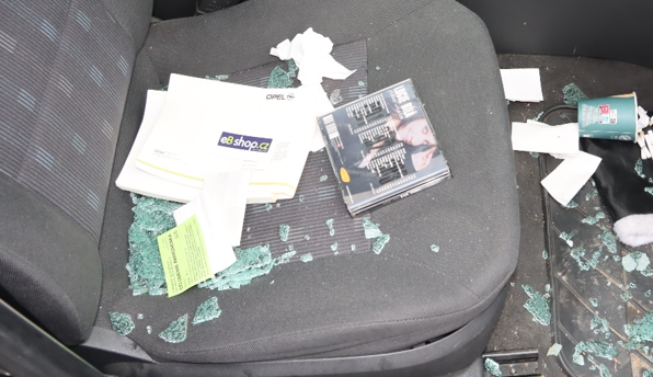 Povedená dvojice v Orlové vykradla 9 aut. Odnesla kabely, reflexní vestu i dvacetikorunu