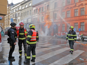 FOTO, VIDEO: Vysoké plameny, trable s vodou. Hasiči popsali zásah u požáru plynu na Letné