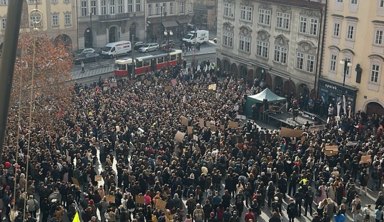 Studenti se sešli na Malostranském náměstí.