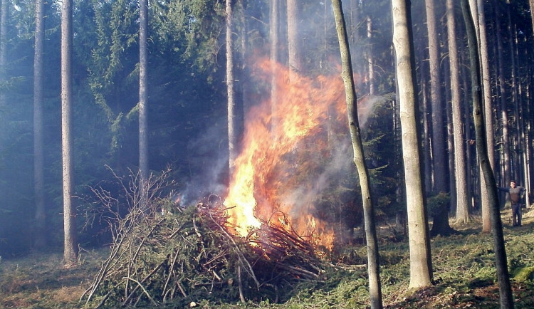 Přijeli hasit odpad, místo toho našli mrtvolu. Na Brněnsku zřejmě uhořel bezdomovec