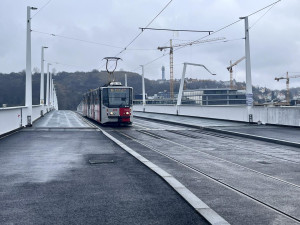 VIDEO: Dvorecký most otestovaly tramvaje a autobusy, trať prošla na výbornou