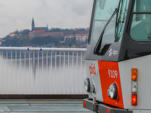 VIDEO: Dvorecký most otestovaly tramvaje a autobusy, trať prošla na výbornou